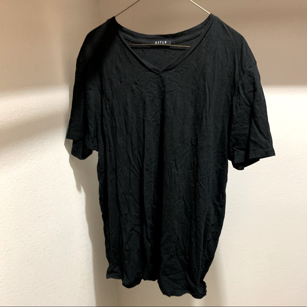 Black v neck t-shirt.